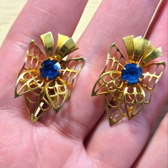 1940's B.N. Bugbee Vintage Niles Gold Plated Blue Sapphire Rhinestone Earrings - Picture 1 of 3
